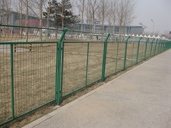 公路隔離柵